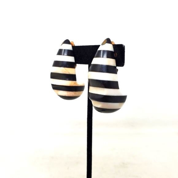 Patricia Von Musulin Jewelry - RARE Vintage Signed Patricia Von Musulin Ebony and Bone Clip Earrings